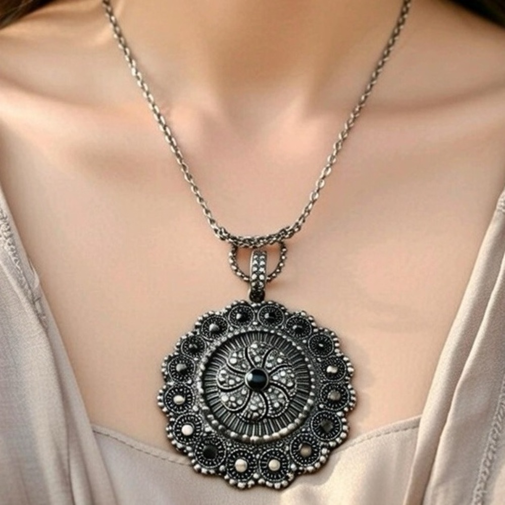 Elegant Silver Pendant Necklace